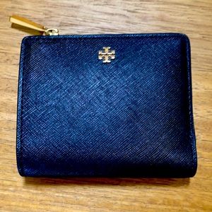 Tory Burch black leather wallet. Great condition.